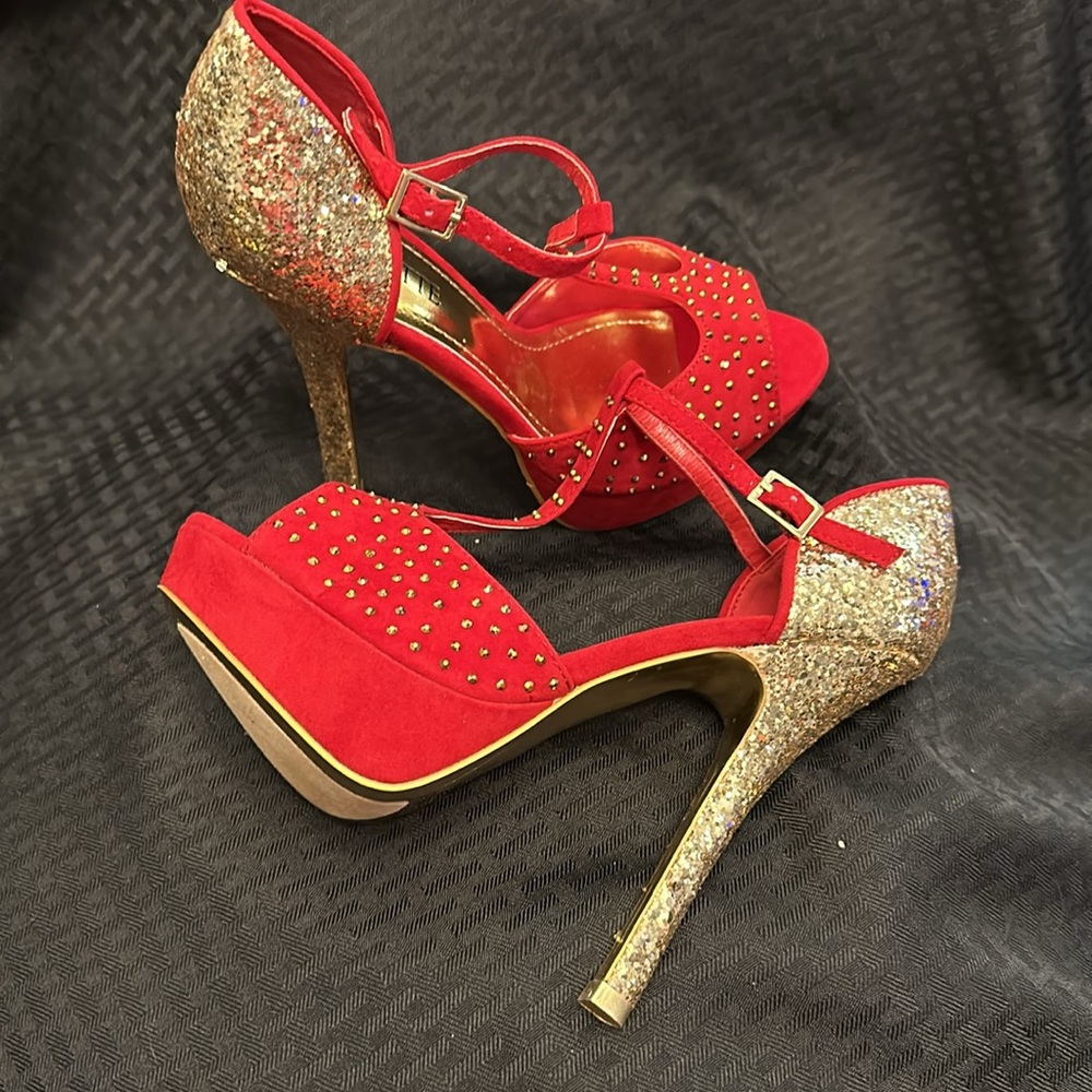 Mascotte Red & Gold 5.5” Heel. Size 9 - Picture 3 of 3